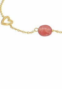 Pulsera de cadena dorada con una cuenta de piedra ovalada de tono rosado y un pequeño cierre en forma de corazón. La cadena presenta un patrón delicado y texturizado.