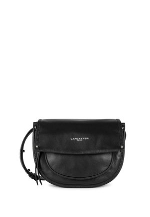 Zwarte leren schoudertas met een ronde vorm, klep sluiting en decoratieve franjes. Voorzien van zilverkleurig beslag en het merkembleem.