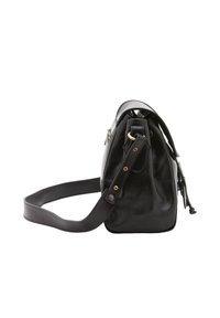 Borsa a tracolla in pelle nera con un design strutturato, tracolla regolabile, hardware dorato e una texture sottile. Chiusura con zip e dettagli laterali.