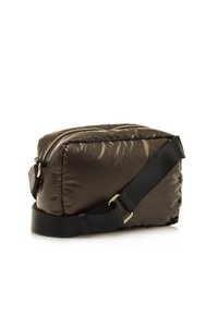 Borsa a tracolla in nylon marrone, con chiusura a zip, tracolla nera regolabile e dettagli in hardware tono oro. Forma rettangolare compatta.