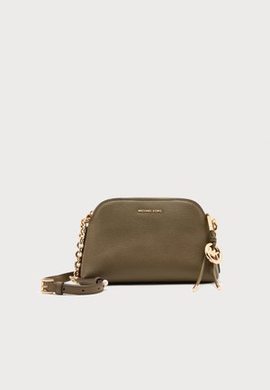 Oliwkowa skórzana torebka na ramię Michael Kors z złotym łańcuszkowym paskiem, złotym logo i małą wytłaczaną nazwą marki z przodu.