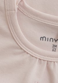 Helles rosa Baumwoll-T-Shirt mit einem gerippten Halsausschnitt, das eine weiche Textur aufweist. Pflegeetikett sichtbar, das die Größe 3M und die Marke "miny" angibt.