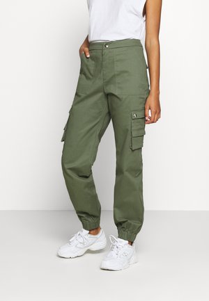 ASHER PANT - Reisitaskuhousut - khaki