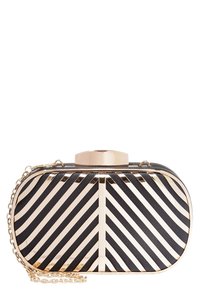 Mustekka- ja kultaraitainen salkku, jossa on pyöreä muoto, kiiltävä kultainen lukko ja irrotettava ketjuhihna. Tasainen nahkapintainen.