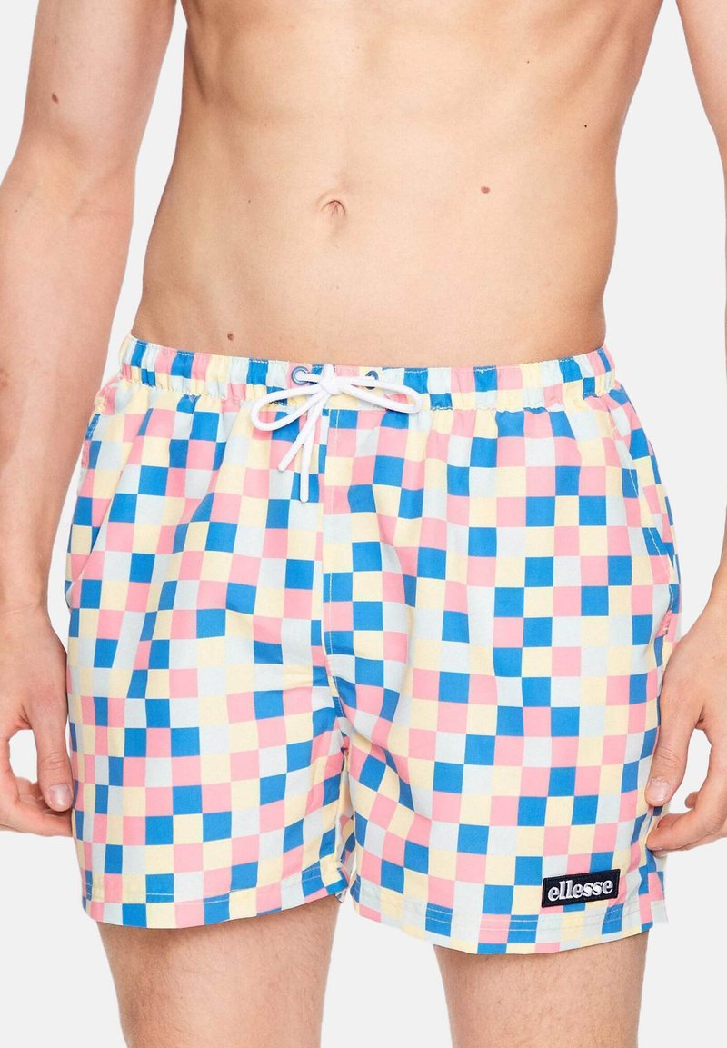 Bañadores con un patrón de tablero de ajedrez en azul, rosa y amarillo. Elaborados con un tejido ligero, cuentan con cintura elástica y cordón.