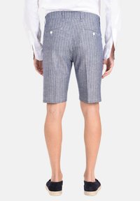 Pantaloni corti a righe grigie con vestibilità su misura, realizzati in materiale leggero. Presentano due tasche posteriori e un orlo pulito.