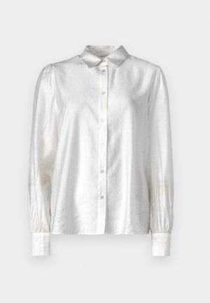 Hvid silkebluse med knaplukning foran, klassisk krave og lange ærmer med samlede manchetter. Glat tekstur med en subtil glans.