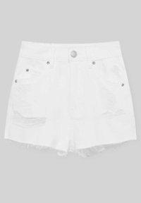 Short en denim blanc avec ourlet effiloché, patches usés, bouton devant, passants pour ceinture et design cinq poches sur un fond uni.