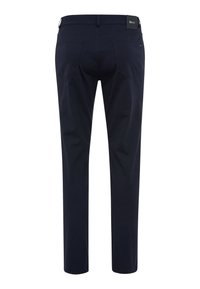 Pantalon droit bleu marine avec passants de ceinture, deux poches arrière et étiquette de marque sur la taille.