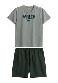 Szara koszulka z krótkim rękawem z napisem "WILD MAN" i ciemnozielone szorty z troczkiem i kieszeniami bocznymi, leżące na białym tle.