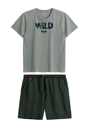 Szara koszulka z krótkim rękawem z napisem "WILD MAN" i ciemnozielone szorty z troczkiem i kieszeniami bocznymi, leżące na białym tle.