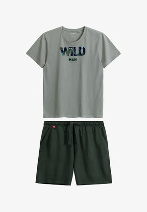 Szara koszulka z krótkim rękawem z napisem "WILD MAN" i ciemnozielone szorty z troczkiem i kieszeniami bocznymi, leżące na białym tle.