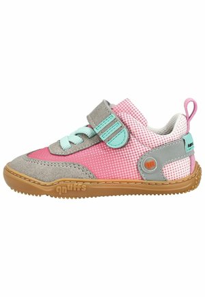 Kinderschuh in Pink und Grau mit türkisfarbenen Schnürsenkeln und Klettverschluss, Kautschuksohle und Zuglasche an der Ferse, für den Freizeitgebrauch entworfen.