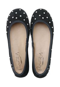 Bailarinas de ante negro con punta redonda, con un interior suave y adornadas con tachuelas plateadas en la parte superior. Logotipo de la marca visible en el interior.