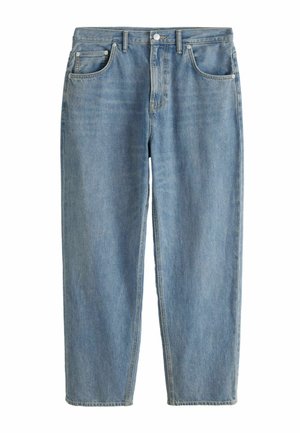 Hellblaue gerade geschnittene Jeans aus Denim mit fünf Taschen und Knopfverschluss, abgebildet vor weißem Hintergrund.