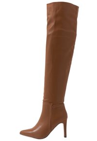 Botas marrones por encima de la rodilla, hechas de material suave, con puntera puntiaguda y un tacón alto y delgado, con un diseño ajustado y un detallado mínimo.