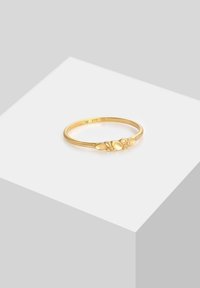 Gouden ring met drie verschillende vormen—twee druppelvormige en een cirkelvormige steen—in een gepolijste afwerking, met een gladde band. Gegraveerd met "375."