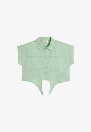 Lys grøn kortærmet cropped skjorte med krave, frontknapper, to brystlommer og en buet udsnit ved kanten af nederste del.