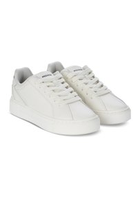Sneaker bianche con finitura in pelle liscia, lacci piatti, suola in gomma e minimal branding sulla linguetta. Design della punta arrotondata.