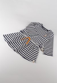 Marine- und weiße gestreifte Langarmbabykleid mit orangefarbener Taillenbindung und kleiner Eulestickerei auf der Brust sowie angehängtem Eulenspielzeug.