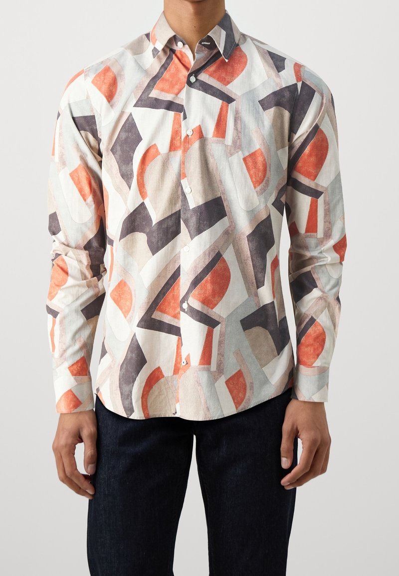 Camicia a maniche lunghe realizzata in tessuto leggero con un motivo geometrico colorato in rosso, grigio e beige, con colletto a bottoni.