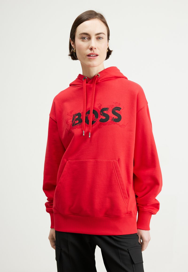 Haut à capuche rouge avec un grand logo noir "BOSS", capuche avec cordon de serrage, poche kangourou, poignets et ourlet côtelés, coupe décontractée et texture de tissu douce.