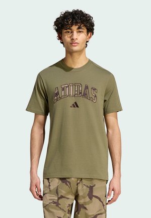adidas Sportswear, ADIDAS SPORTSWEAR SEASONAL ESSENTIALS CAMO T-SHIRT - T-shirts print - olive strata multicolor