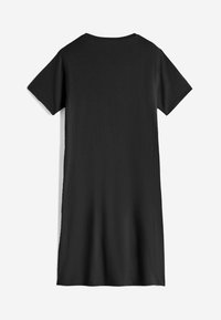 Robe t-shirt noire à manches courtes, avec un col rond et une coupe ample. Fabriquée en tissu doux et lisse avec un design simple.