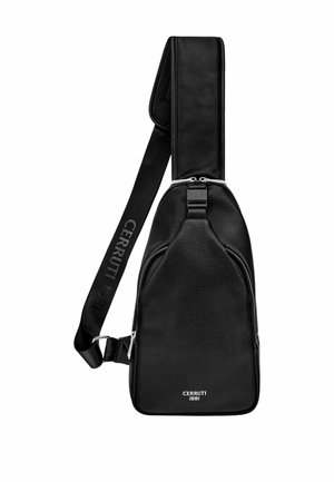 Črna torbica iz grobo teksturiranega usnja z nastavljivim trakom, sprednjim žepom z zadrgo in belim logotipom »Cerruti 1881« na dnu.