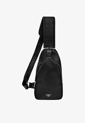 Juodo grublėto odos petnešinių rankinė su reguliuojamu dirželiu, priekinė užtrauktuko kišenė ir baltas „Cerruti 1881" logotipas apačioje.