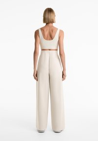 OYSHO SUPER HIGH RISE PIQUÉ WITH COTTON - Broek - sand