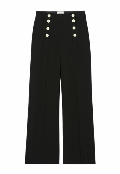 Pantaloni neri a gamba larga in tessuto morbido, con sei grandi bottoni bianchi sul davanti e due tasche laterali. Vestibilità sartoriale con pieghe stirate.