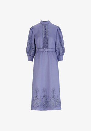 Violets midi kleita ar pūstošām, mežģīņu izšūtām piedurknēm, augstu apkakli, pogātu priekšpusi, jostu pie vidukļa un mežģīņu rotājumu pie apakšmalas.