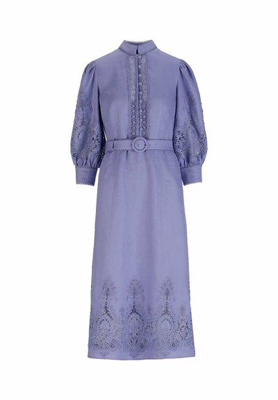 Lavendelfarbenes Midikleid mit aufgebauschten, spitzenbestickten Ärmeln, hohem Kragen, Knopfleiste vorne, tailliertem Gürtel und Spitzenverzierung am Saum.