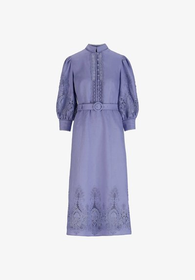 Lavendelfarbenes Midikleid mit aufgebauschten, spitzenbestickten Ärmeln, hohem Kragen, Knopfleiste vorne, tailliertem Gürtel und Spitzenverzierung am Saum.