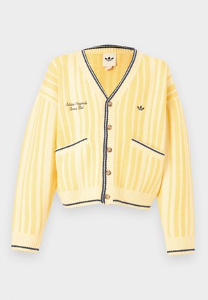 Cardigan jaune tricoté avec des rayures verticales, col en V, boutonnage frontal, deux poches avant et détails en bordure bleu marine. Logo brodé sur la poitrine.