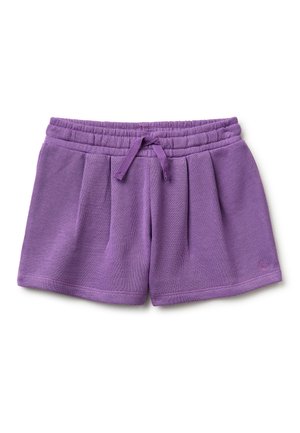 Lila Baumwollshorts mit elastischem Bund, Kordelzug und subtilen Falten vorne, flach auf weißem Hintergrund liegend.