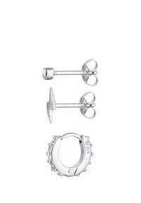 Sølvøreringe med en hoops-design med dekorative sten og et par stud-øreringe med sommerfuglelåse.