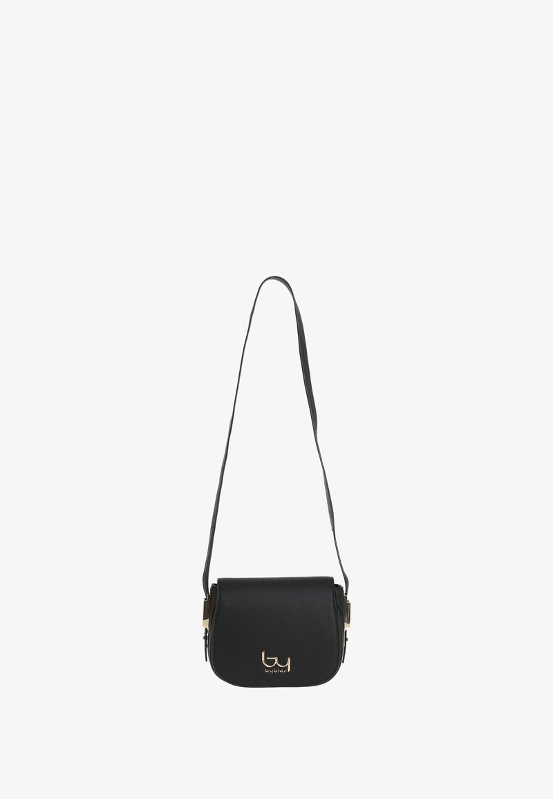 Zwarte crossbody tas gemaakt van gestructureerd nepleer. Beschikt over een logo en hardware van goudkleur, met een klepafsluiting en een verstelbare schouderband.