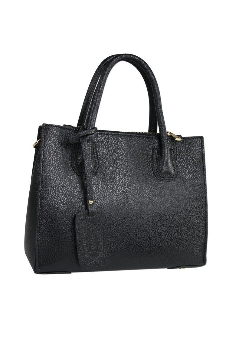 Sac à main en cuir noir avec une finition texturée, double poignées supérieures, accents en matériel doré et une étiquette amovible sur le côté.