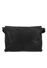 Černá kožená taška s jemnou texturou, obdélníkovým tvarem a zavíráním na klopu. Má ramenní popruh a minimalistický design.