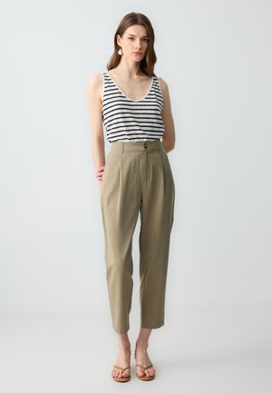 Gestreiftes Tanktop mit breiten Trägern, kombiniert mit hoch taillierten, schmal zulaufenden Khakihosen. Glatter Stoff, Knopfverschluss und flache Sandalen.
