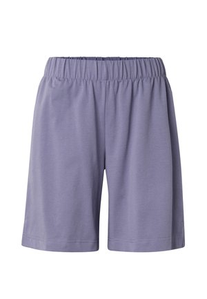 Pantalones cortos con cintura elástica de color púrpura claro, textura suave, corte holgado y largo hasta la rodilla, sobre un fondo blanco.