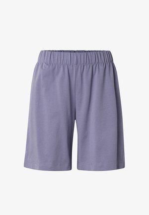 Lyse lilla shorts med elastisk talje, glat tekstur, løs pasform og knælængde kant mod en hvid baggrund.