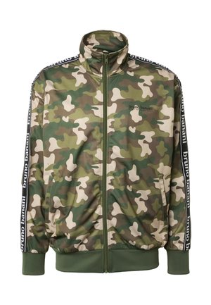 Veste zippée camouflage avec col montant, poignets et ourlet côtelés verts, bande noire siglée sur les manches, et logo « bruno banani » sur la poitrine.