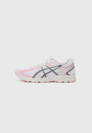 Shoe de corrida leve com parte superior em malha branca, detalhes em rosa e cinza; possui uma sola acolchoada e fecho com atacadores.