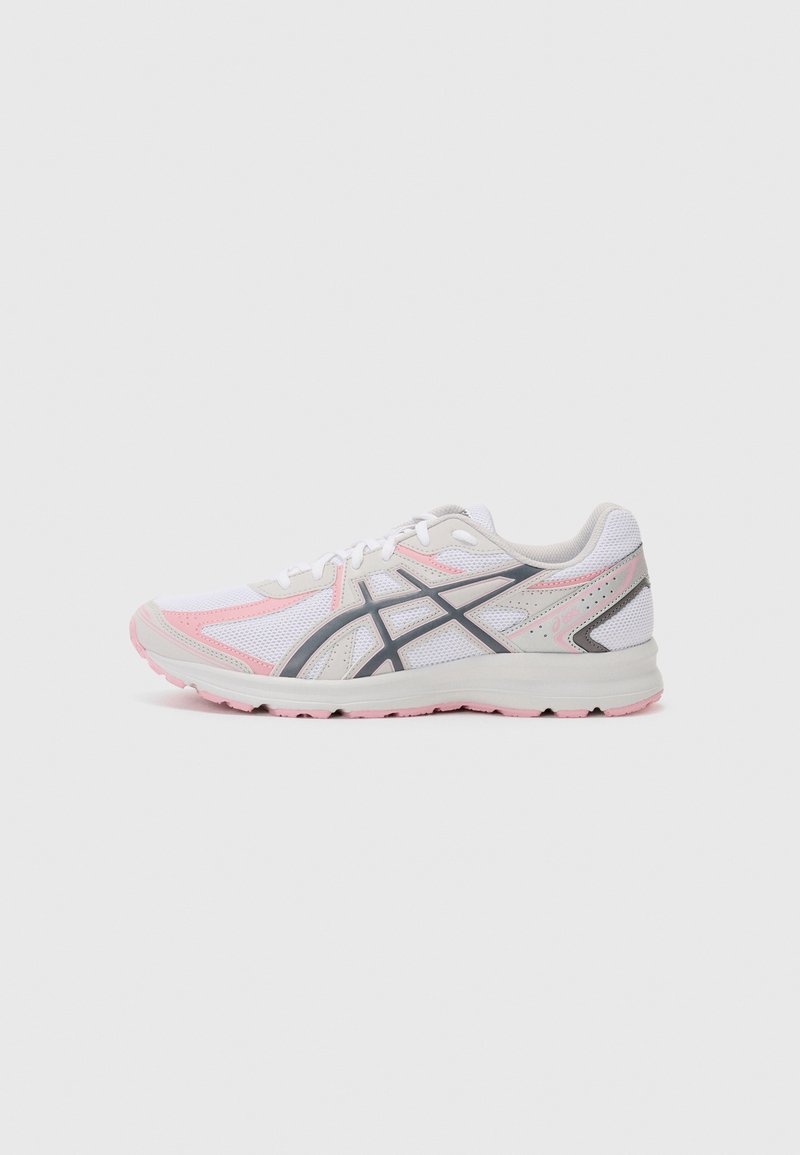 Shoe de corrida leve com parte superior em malha branca, detalhes em rosa e cinza; possui uma sola acolchoada e fecho com atacadores.