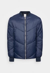 Marineblauwe pufferjack met een chevron-gequilt ontwerp, ribbelmanchetten, een staande kraag en een ritssluiting aan de voorkant. Gladde textuur.