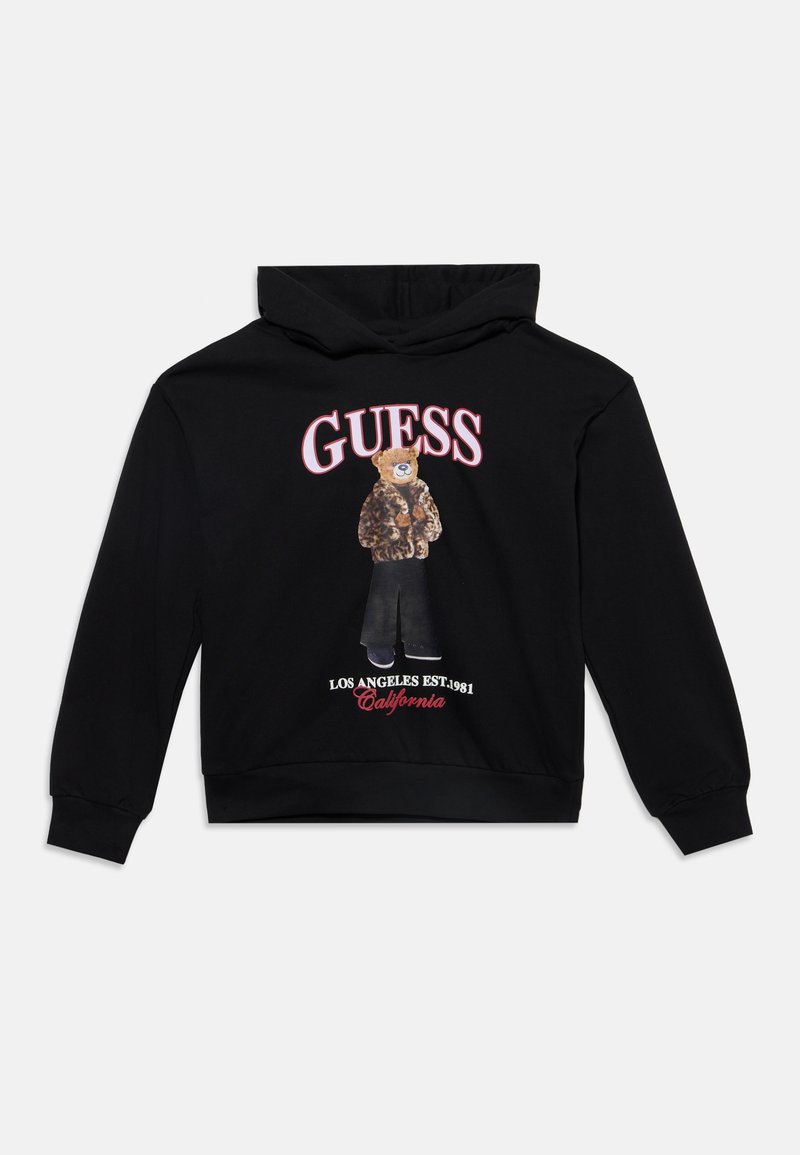 Sweat à capuche noir avec un ours en peluche portant une veste imprimé léopard, un pantalon noir, et le texte "Guess, Los Angeles Est. 1981, California."