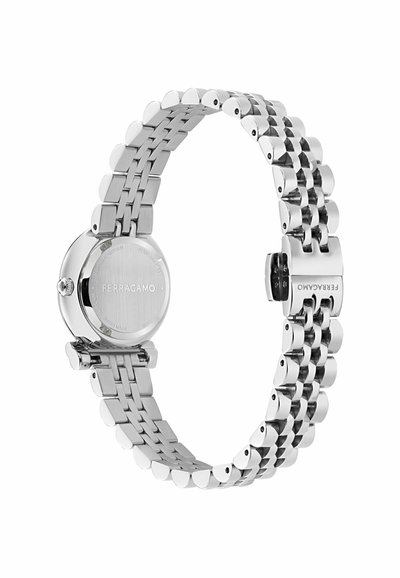 Nerūdijančio plieno Ferragamo riešo laikrodis su jungtiniu apyranke, apvaliu korpuso nugarėle, išraižytu prekės ženklu, ir užsegimu su logotipu.